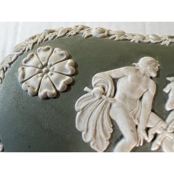 Vintage Wedgwood Jasperware Sage Green Trinket Box Heart Shape 5 inch England - Picture 11 of 13